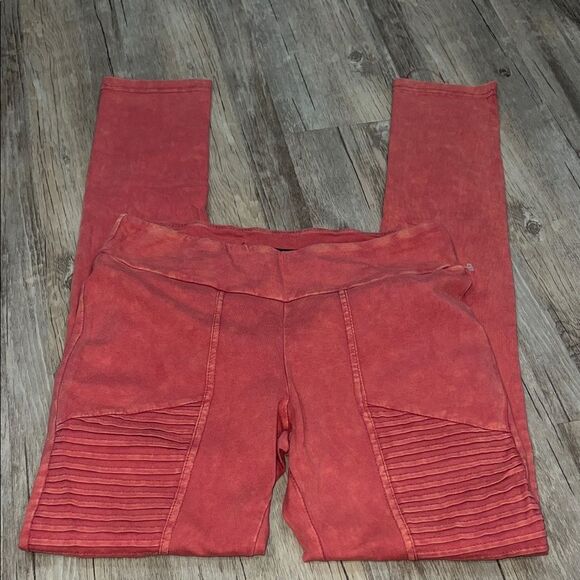 Stylish Red Leggings with Ribbed Accents - Picture 1 of 2
